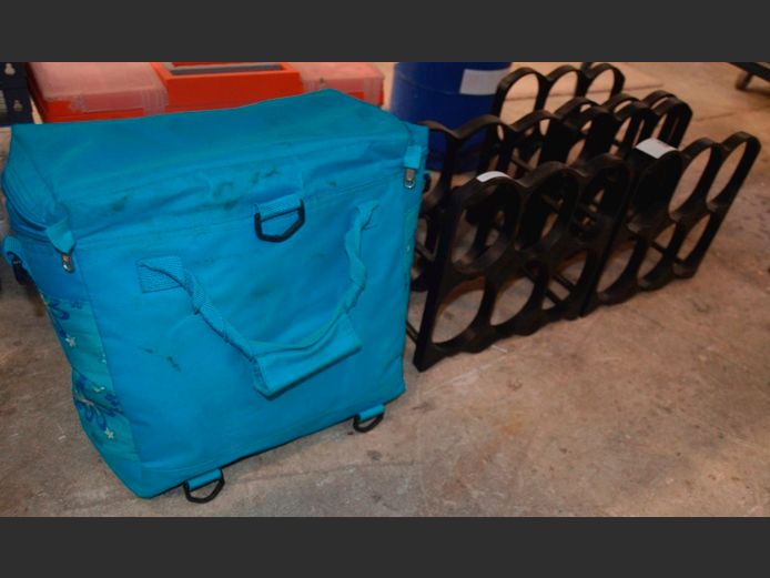 LOT: 3 x BLACK PLASTIC WINE RACKS & A COOLER BAG