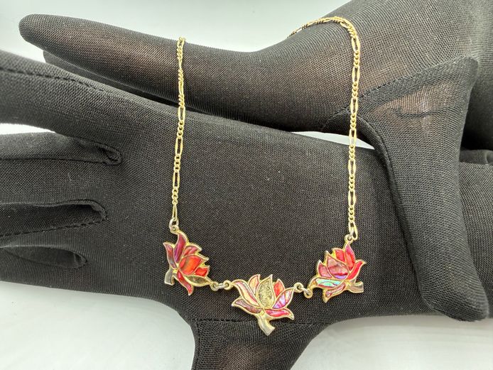 Flower design necklace