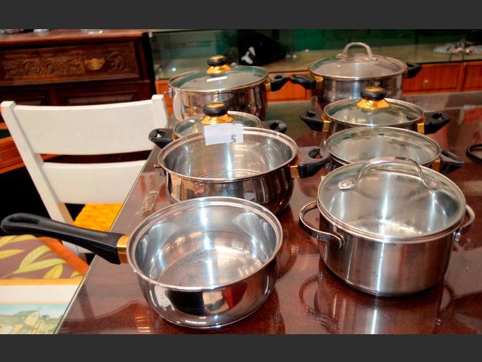 LOT: STAINLESS STEEL POTS [2 lids needed, handle to 1 lid needed]