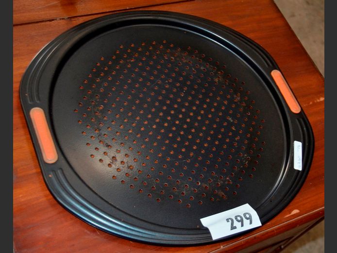 LE CREUSET PIZZA TRAY, 38.5 x 36.5cm