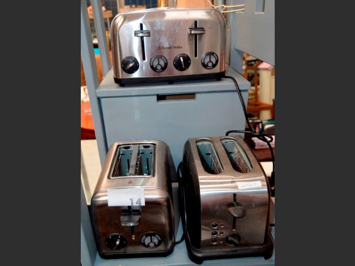 LOT: 3 x RUSSELL HOBBS STAINLESS STEEL POP-UP TOASTERS [Switch on, faulty]