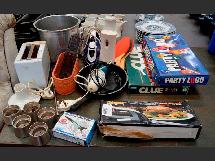 TOASTER, STEAM IRON, STICK BLENDER, CARVING SET, etc [Switch on]