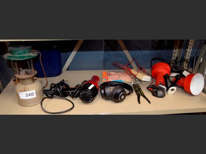 PAIR BEDSIDE LAMPS, LEKTRON HAIR DRYER & HEADPHONES [Switch on, untested further]