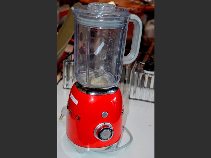 SMEG RED BLENDER [Switches on]
