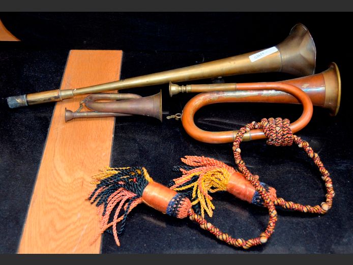 ANTIQUE LARGE & SMALL BRASS BUGLES & A BRASS ORNAMENTAL HUNTING HORN