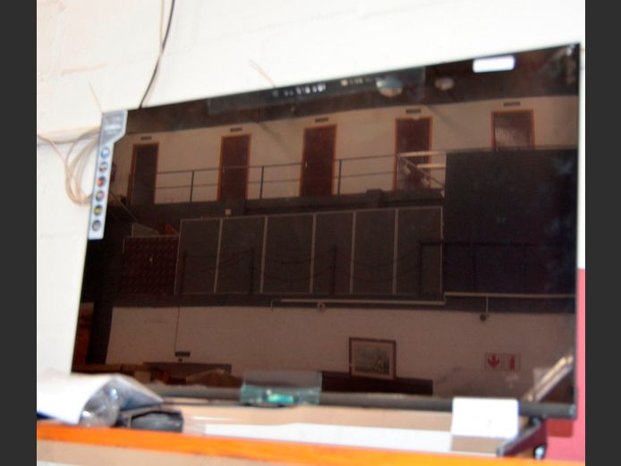 OMEGA 32" L.E.D. TV WITH REMOTE [Switches on, screen cracked] ### LICENCE PLEASE ###