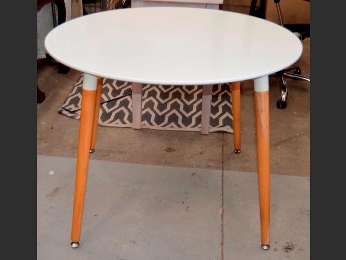 WHITE CIRCULAR DINING TABLE ON MAPLE LEGS, 100cm Diameter x 75cm High
