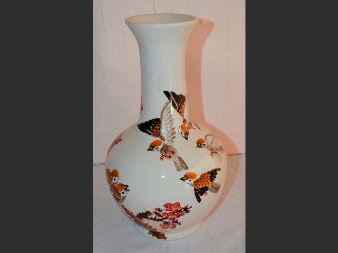 CHINESE HAND PAINTED CERAMIC VASE, 21cm High
