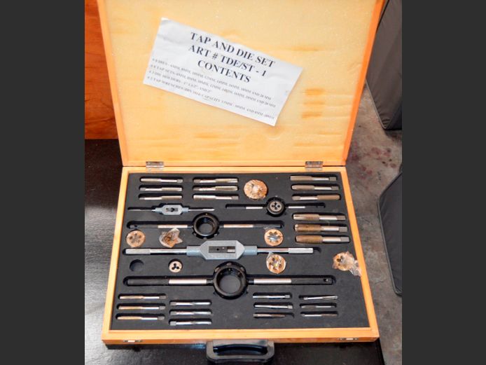 TAP & DIE SET IN CASE, 49 x 38 x 4.5cm