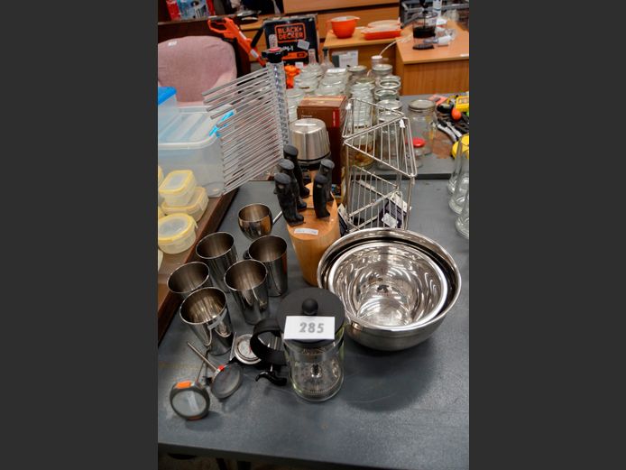 STAINLESS STEEL VACUUM FLASK, KNIVES IN KNIFE BLOCK, STAINLESS STEEL TUMBLERS, etc