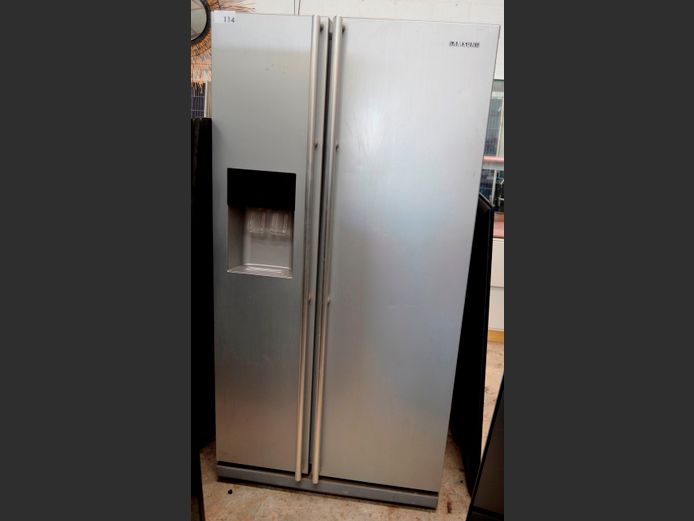 SAMSUNG SILVER FINISH SIDE-BY-SIDE FRIDGE FREEZER WITH WATER & ICE DISPENSER [Switches on, Freezer faulty, Untested further]