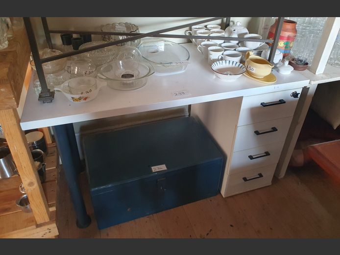 WHITE 4-DRAWER DESK