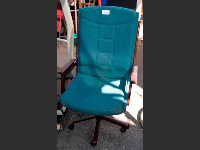 SWIVEL OFFICE CHAIR [Needs a clean]