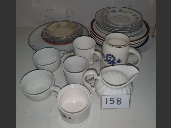LOT: DINNER PLATES, SIDE PLATES, CREAMER, etc