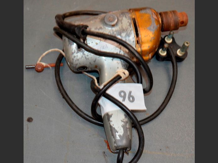 BLACK & DECKER DRILL [Switches on]