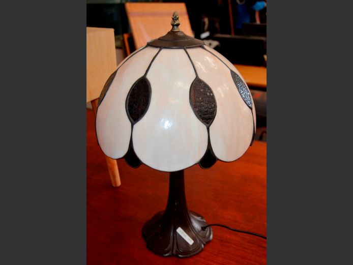 METAL TABLE LAMP WITH TIFFANY STYLE SHADE, 50cm High