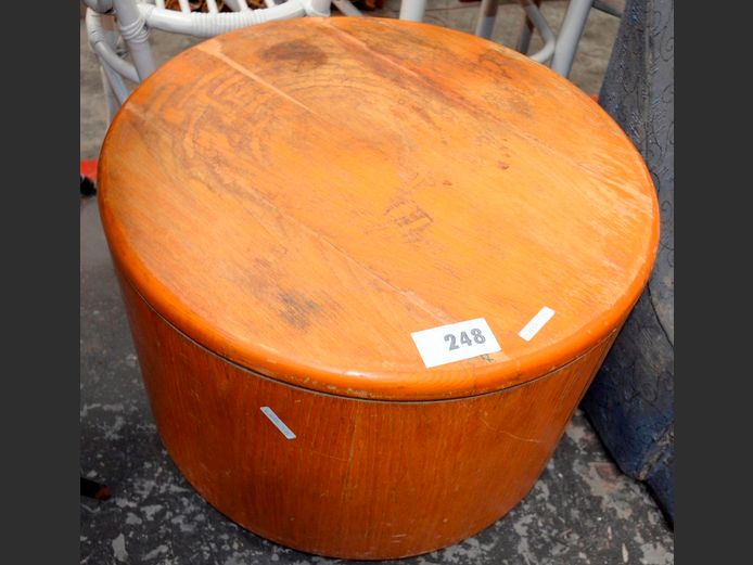 CIRCULAR OAK COFFEE TABLE, 60cm Diameter x 41cm High [Needs some TLC]