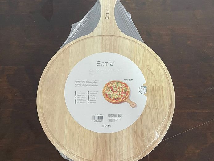 Pizza cutting board