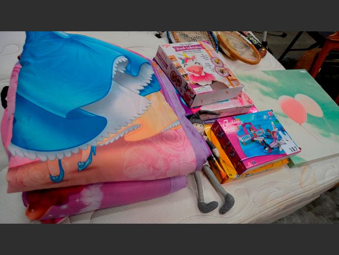 LOT: BARBIE DUVET, BOARD GAMES, etc