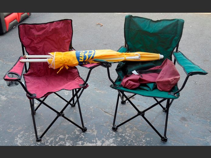 LOT: 2 x FOLDING CAMPING CHAIRS & A BEACH UMBRELLA