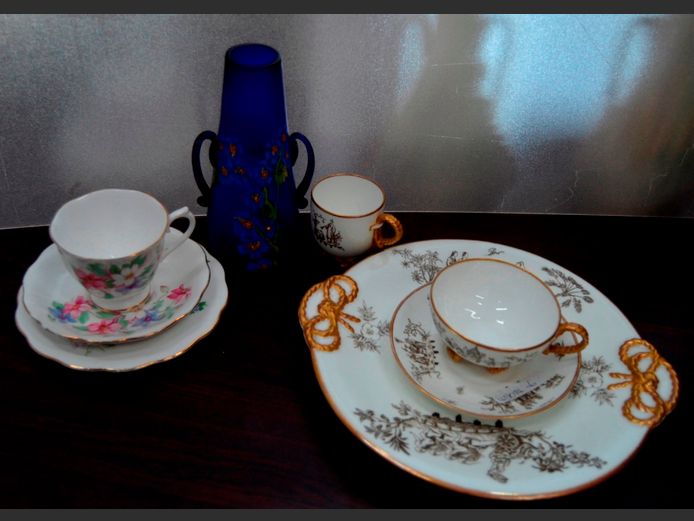ANN MOORE "BROWN WESTHEAD" TRIO & CAKE PLATE, ROYAL ALBERT TRIO & A GLASS VASE [6,15]
