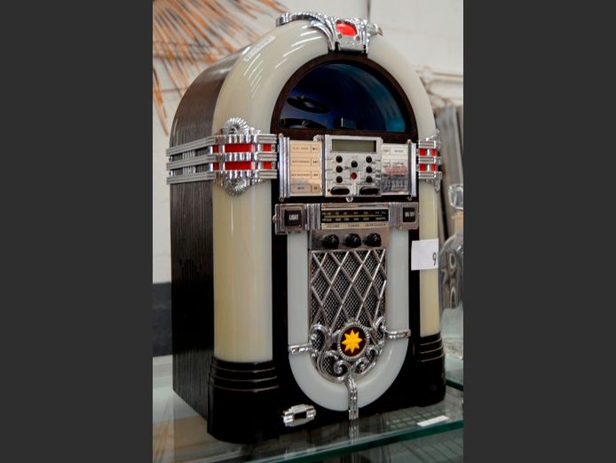 FUNKY JUXEBOX STYLE CD/RADIO, 33 x 23 x 50cm [Switches on, untested further]