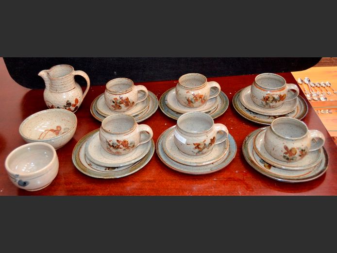 POTTERY 21-PIECE: CUPS & SAUCERS, SIDE PLATES & A BOWL