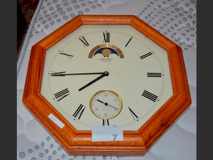 OAK FRAMED "SEIKO" QUARTZ WALL CLOCK, 43cm Diameter