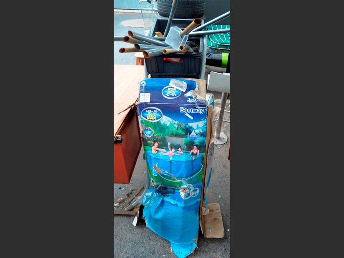 BESTWAY SWIMMING POOL [Condition unknown, no pipes, no ladder]