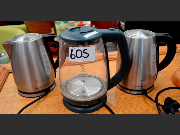 LOT OF 3: CORDLESS KETTLES [Switch on, untested further]