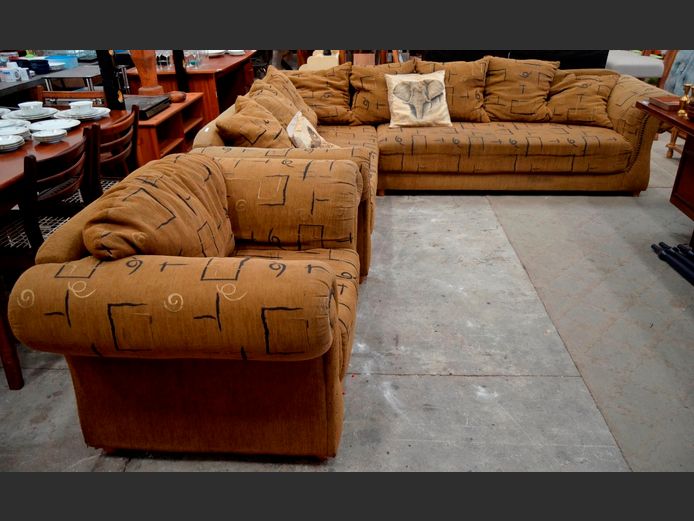 BROWN UPHOLSTERED L-SHAPED LOUNGE SUITE WITH MATCHING ARMCHAIR, 283 x 225cm [Needs a clean]