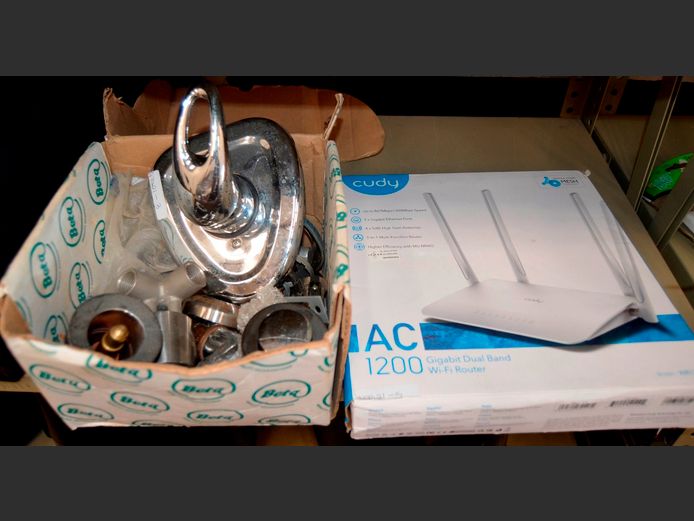LOT: CUDY AC 1200 WI-FI ROUTER [As new], BETA MIXER TAP & VARIOUS PLUMBING ACCESSORIES [3,5]
