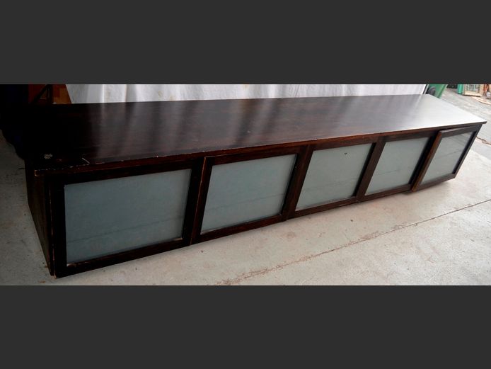 STAINED OAK 5-DOOR GLASS FRONT TV STAND, 282 x 50 x 51cm