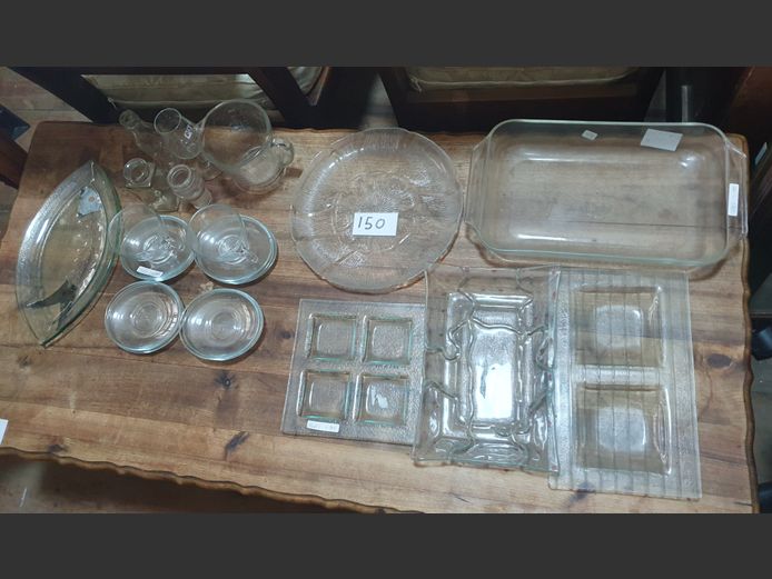 LOT: GLASS SNACK PLATES, OVEN DISH, MEASURING JUG, etc