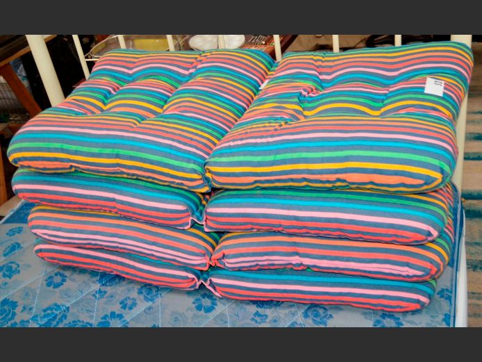 SET OF 4 MULTI-COLOURED PATIO CHAIR CUSHIONS