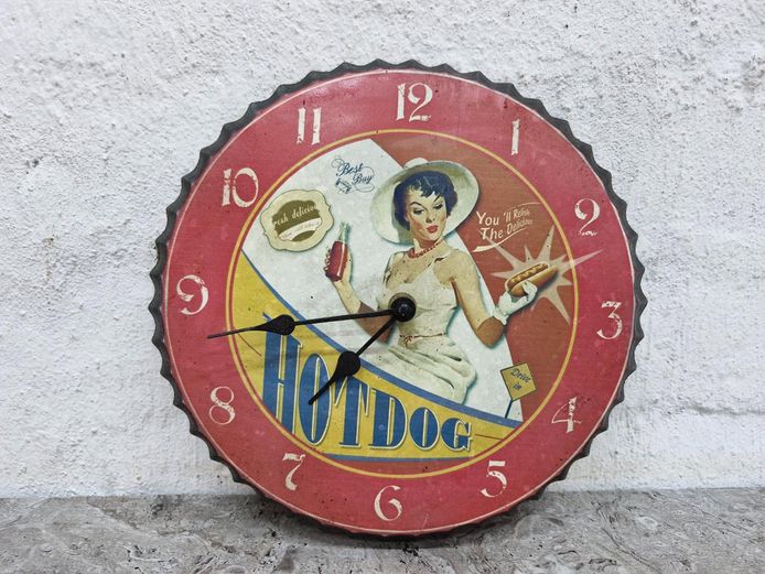 Retro-Style Hot Dog Advertising Bottle-Cap Quartz Wall Clock