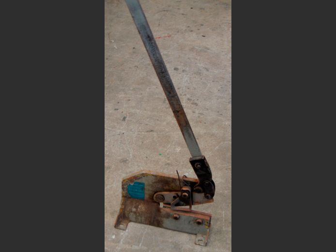 MANUAL METAL GUILLOTINE