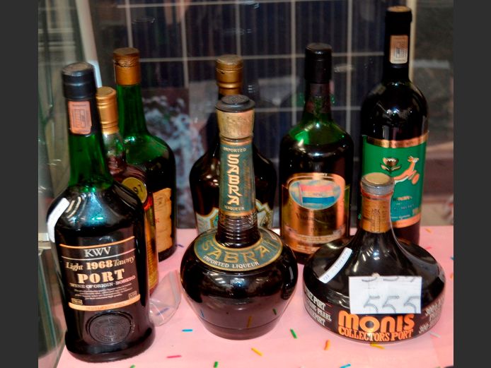COLLECTION OF 8 BOTTLES OF PORT [Condition of contents unknown]