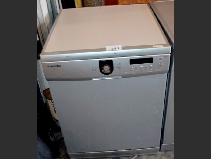 SAMSUNG METALLIC FINISH DISHWASHER [Switches on]