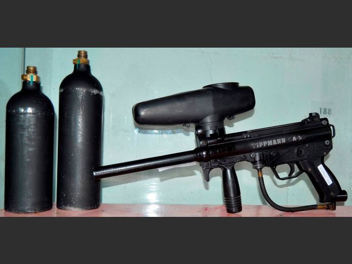TIPPMAN A5 PAINTBALL GUN WITH CANISTERS