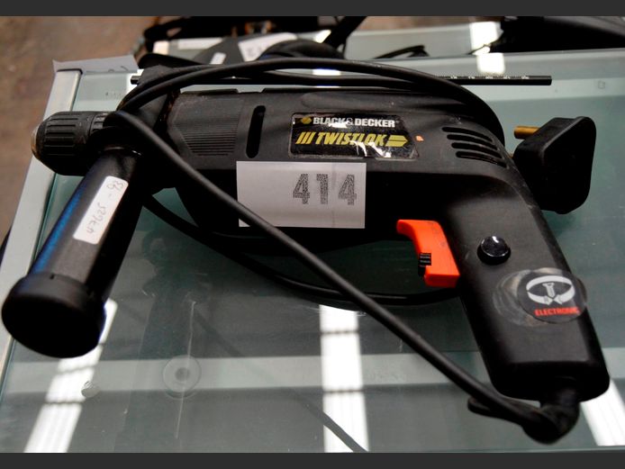 BLACK & DECKER TWISTLOK 570W DRILL [Switches on]