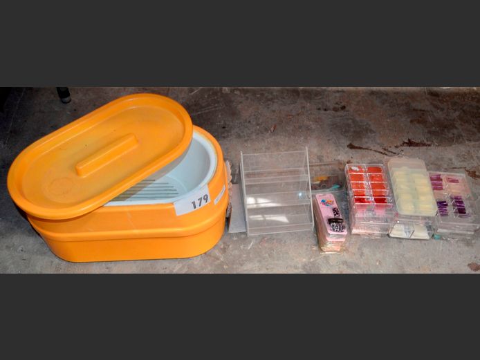 LOT: FALSE NAIL EQUIPMENT & ACCESSORIES [Switches on, untested further]