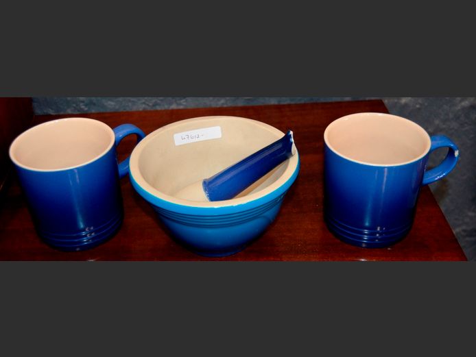 LE CREUSET: PAIR MUGS & A MORTAR & PESTLE [Pestle broken]
