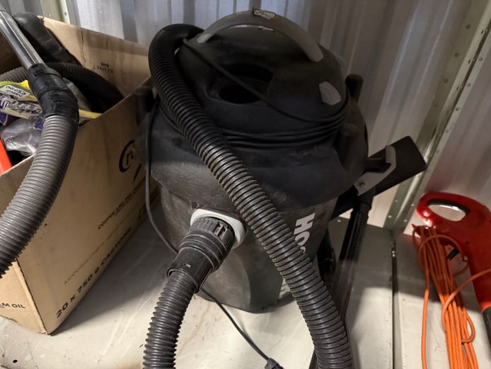 Black Hoover wet/dry vacuum