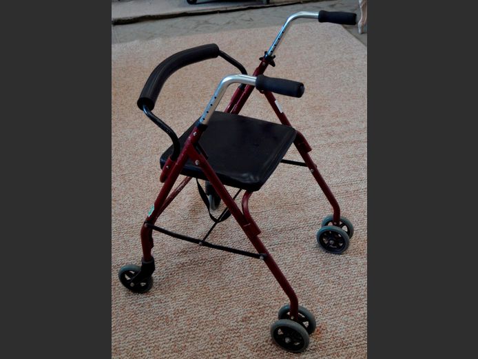 WALKING AID WITH SEAT