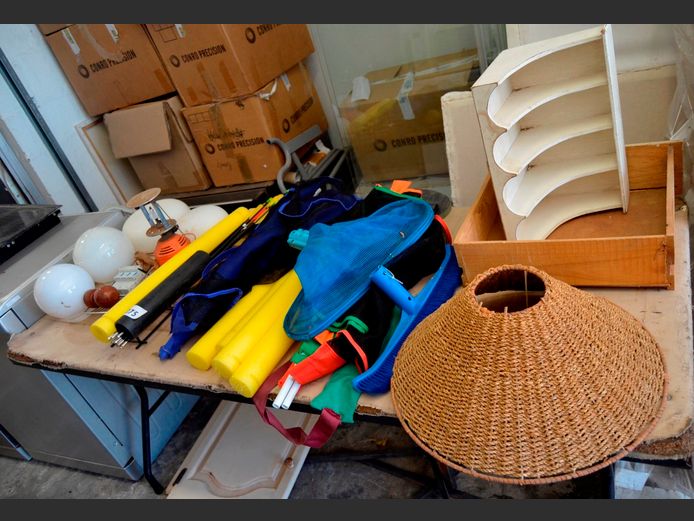 LOT: TROLLEY BAGS, GLASS LIGHT SHADES, LAMP SHADES, AXE, SPRINKLER, etc