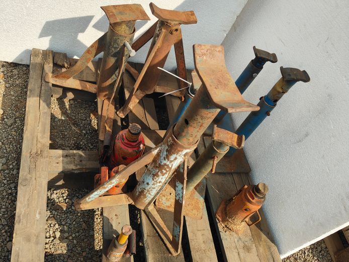 LOT JACK STANDS/TRESTLES