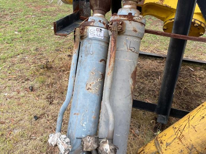 Volvo L120E x 2 Lift cylinders 