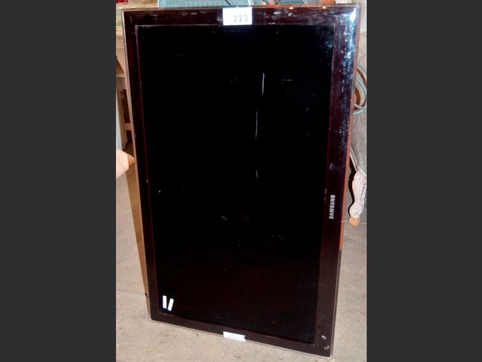 SAMSUNG 40" TV [Untested, screen cracked] ### LICENCE PLEASE ###