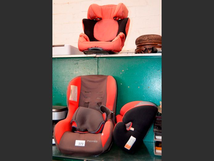 LOT: 2 x BABY CAR SEATS & A BOOSTER SEAT [Needs a clean]
